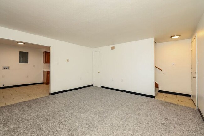 Building Photo - 146 Forest St