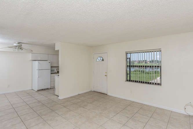 Foto del edificio - Lake front Apartment