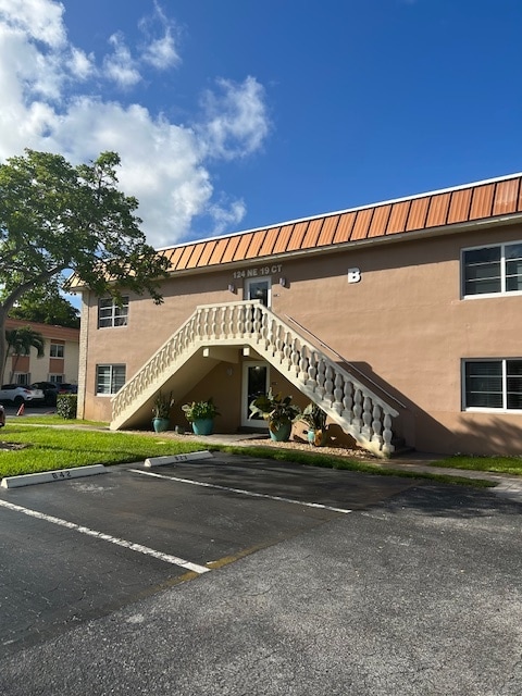 Building Photo - 124 NE 19th Ct