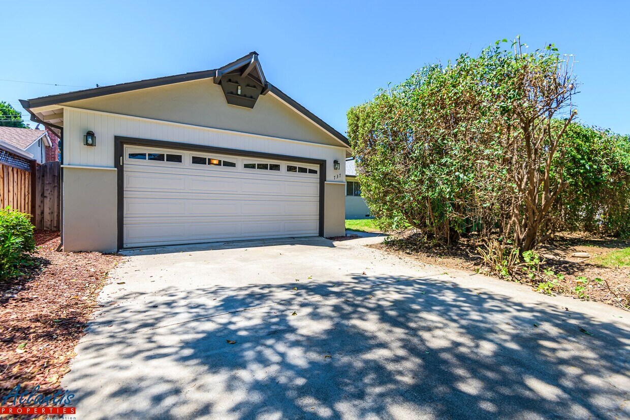 Foto principal - Lovely Cul-De-Sac Home | Private Yards