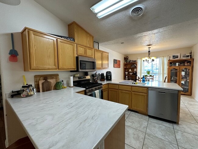 Building Photo - 3 Bedroom 2 Bathroom Home available starti...