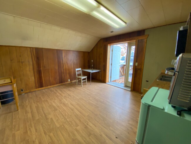 Building Photo - 4072 Eastside Hwy