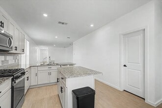 Building Photo - 511 Louis Ln
