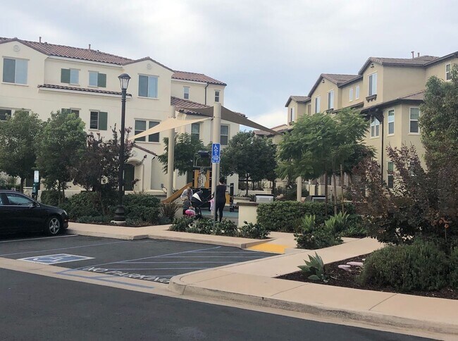 Foto del edificio - Beautiful 4BR/3BA Del Sur Townhome