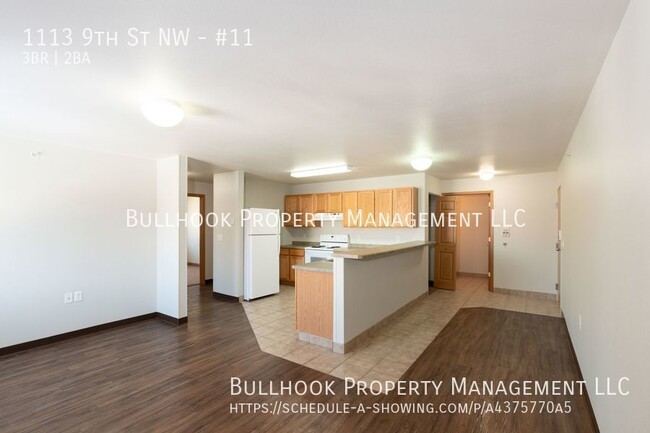 Building Photo - Welcome to this move-in-ready freshly pain...