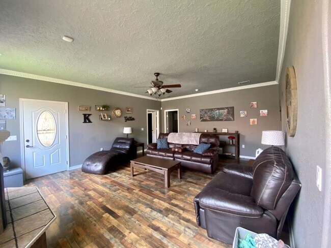 Building Photo - 2 Bedroom 2 Bath