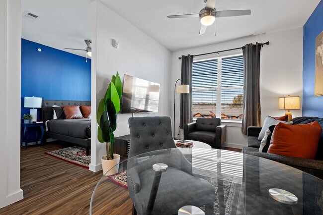 Building Photo - 2425 E Riverside Dr