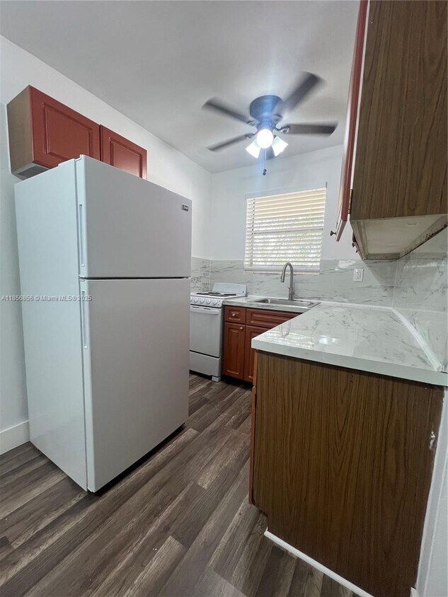 Foto principal - 7130 W 11th Ct