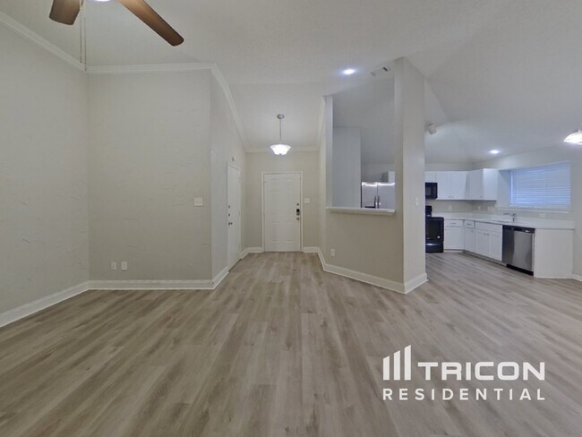 Foto del edificio - 5911 Inks Lake Dr
