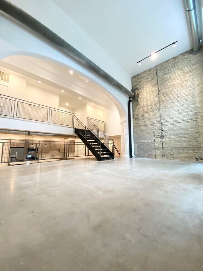 Building Photo - 4601 N Paulina St