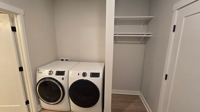 Full Size Washer & Dryer - Freewheel Apartments
