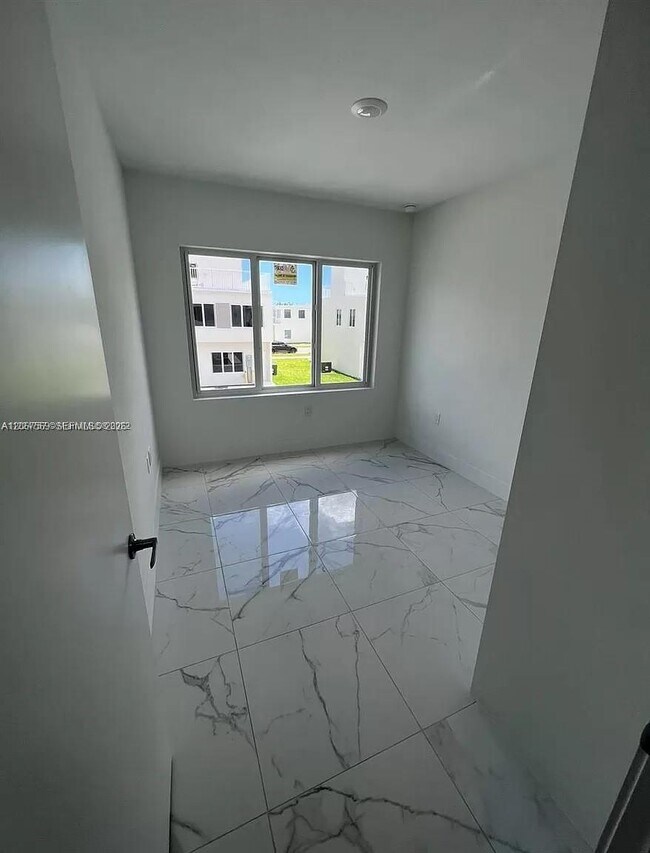 Building Photo - 25859 SW 144th Ct