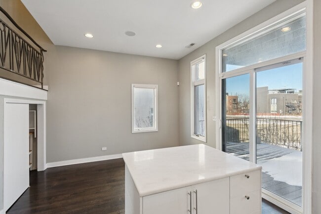 Foto del edificio - 937 N Willard Ct