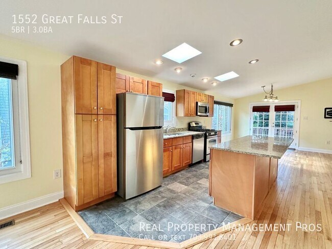 Building Photo - Bright & Beautiful McLean Home- Walk to Sh...