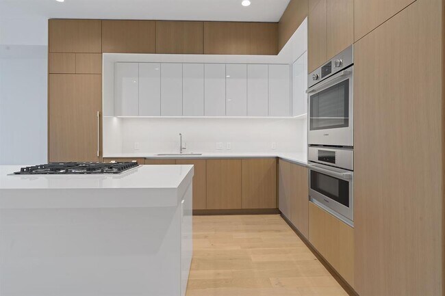 Foto del edificio - 313 W 17th St