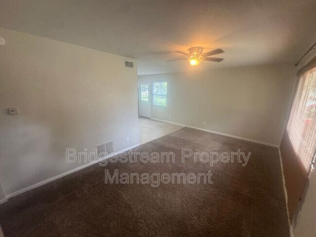 Foto del edificio - 1587 Garwood Dr