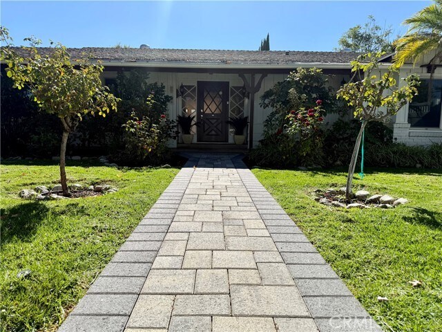 Foto del edificio - 22346 Burbank Blvd