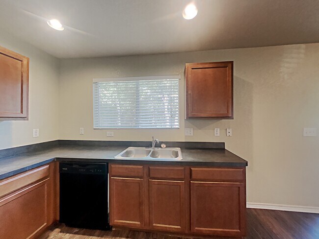 Foto del edificio - 7215 Geranium Path