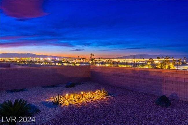 Building Photo - Modern 6Bedroom Desert Oasis with Strip & ...
