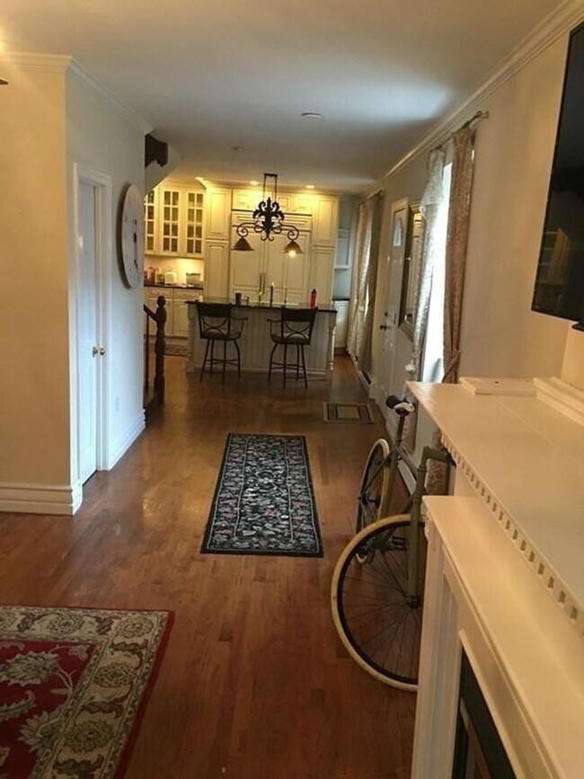 Building Photo - Renovated 5 Bed / 3.5 Bath in South End – 1,836 Sq Ft – W/D in Unit – 9/1