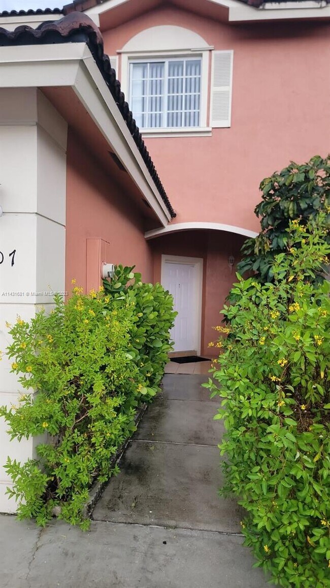 Building Photo - 907 NW 100th Ave