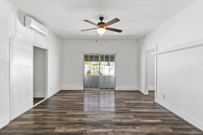 Building Photo - 829 S La Brea Ave