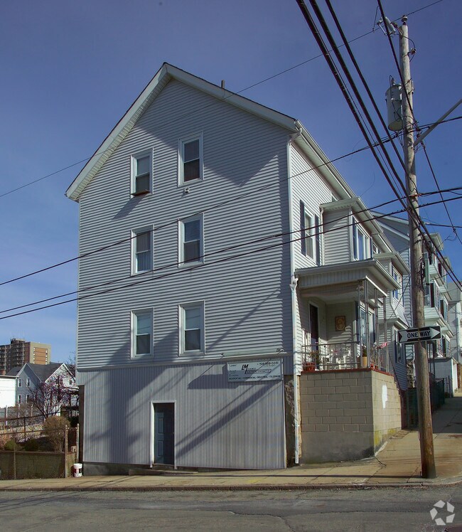 Building Photo - 430 William St