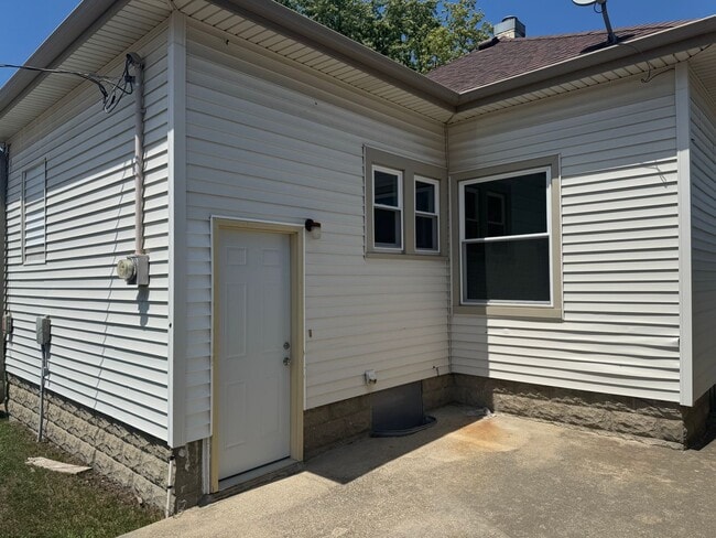 Building Photo - Newly Renovated 2 Bedroom Home Available f...