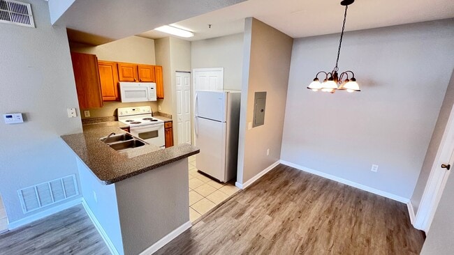 Building Photo - Cozy 1/1 Condo in Gated Community!!!