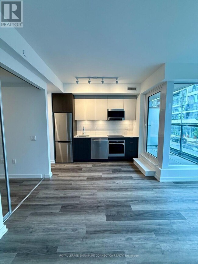 Building Photo - 880-880 The Queensway