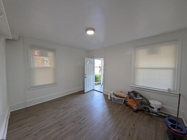 Building Photo - 904 Westcoat Pl
