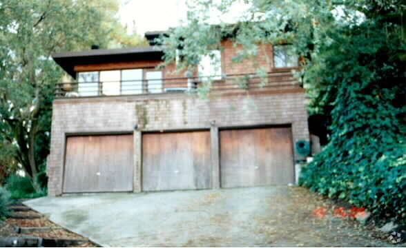 Building Photo - 3693-3695 Highland Rd