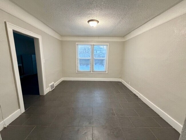 Foto del edificio - 3 bedroom 1 bath for lease- Section 8 ready call 313-429-3244 KPM Detroit