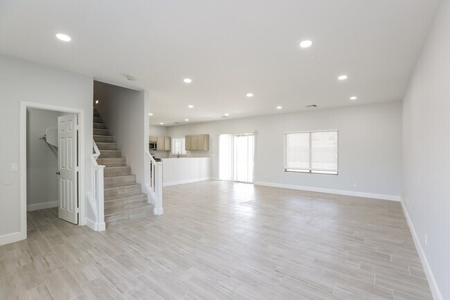 Building Photo - 1711 E Megan Dr