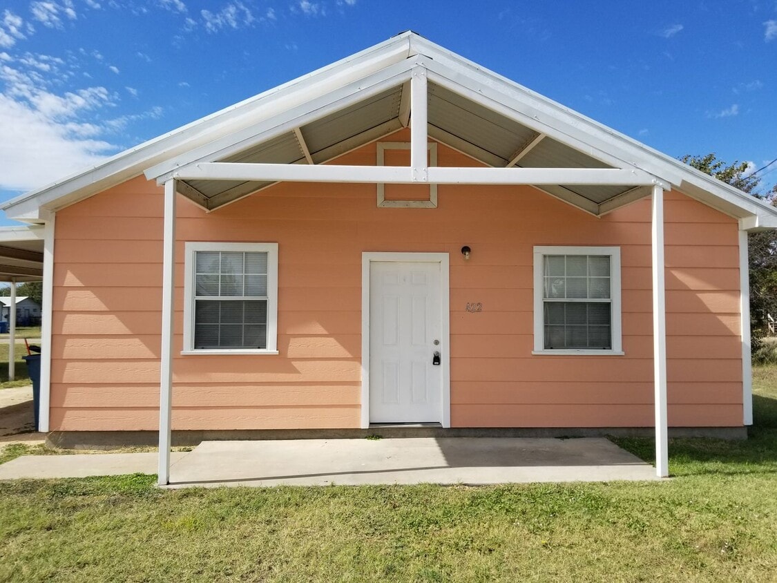Primary Photo - 3 bed, 1 bath home with CARPORT! Month to ...