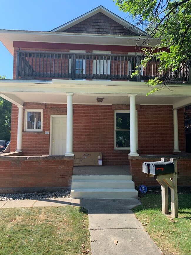 Building Photo - 2110 Grove Cir W