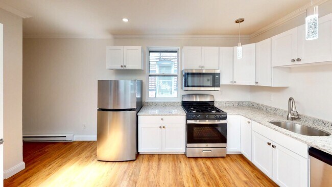 Building Photo - 215 Hanover St