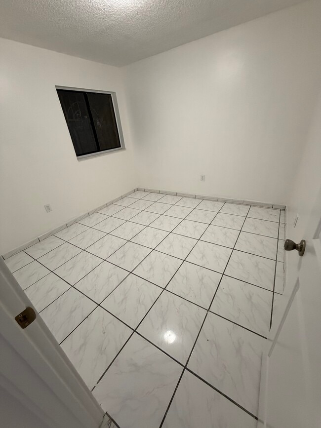 Building Photo - 2735 W 61st St