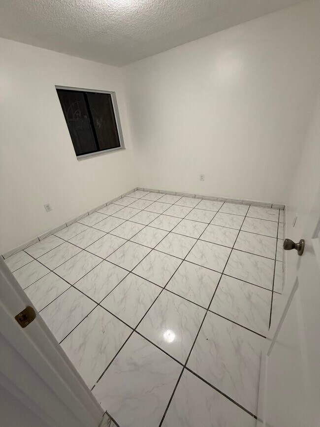 Foto del edificio - 2735 W 61st St