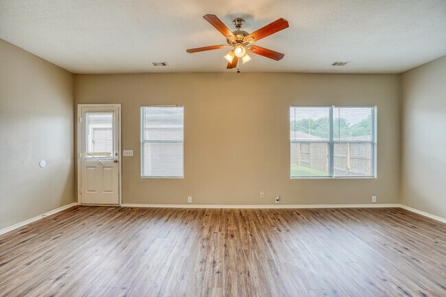 Foto del edificio - 6210 Scotchwood Dr
