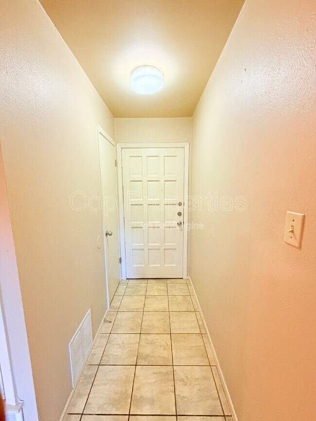 Foto del edificio - 9319 Cliff Point Dr
