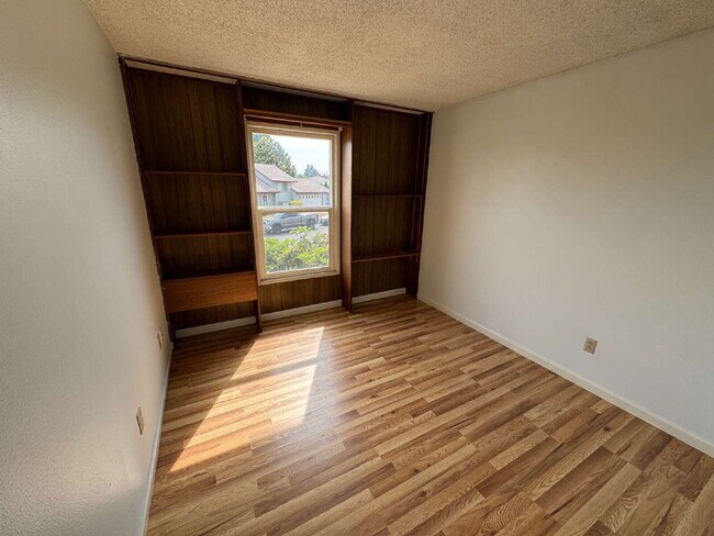 Building Photo - Large 4 Bedroom / 3 Bathroom, Split-level ...