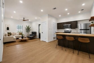 Building Photo - 1307 Kinney Ave