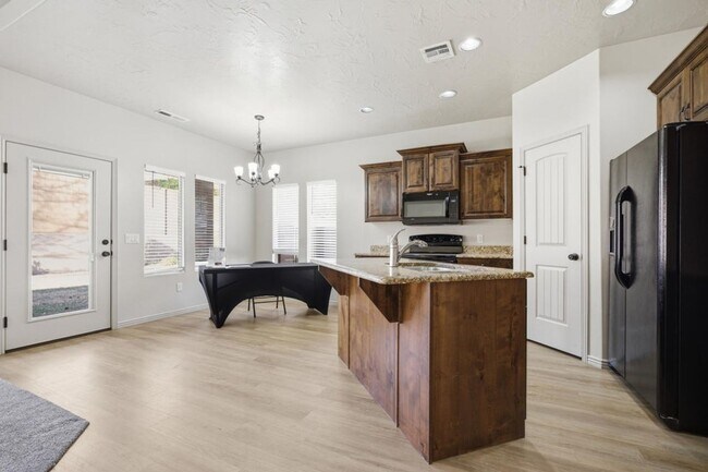 Building Photo - Beautiful Hobble Creek 4 Bed/2 Ba NEW FLOORS & PAINT
