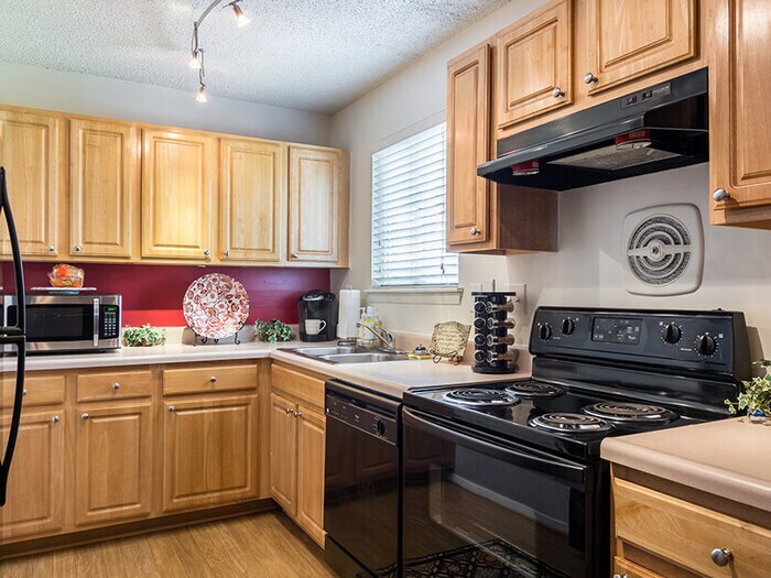 Building Photo - 3 Bedroom 1.5 Bath Townhouse
