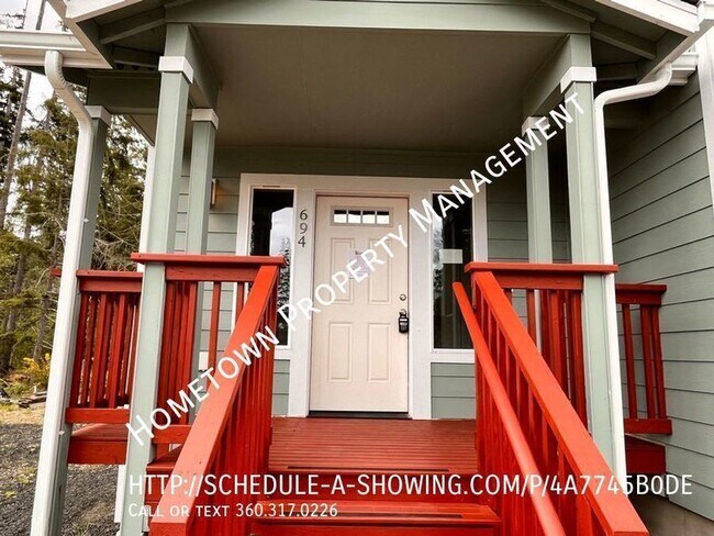 Building Photo - 3 bedroom home on an acre of land with Air...