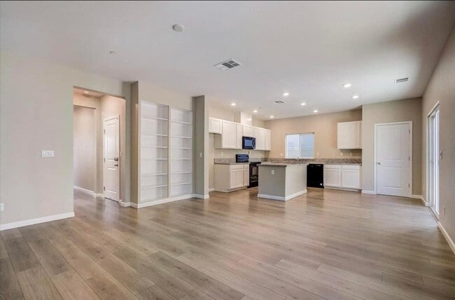 Building Photo - 3859 Roseparke Way