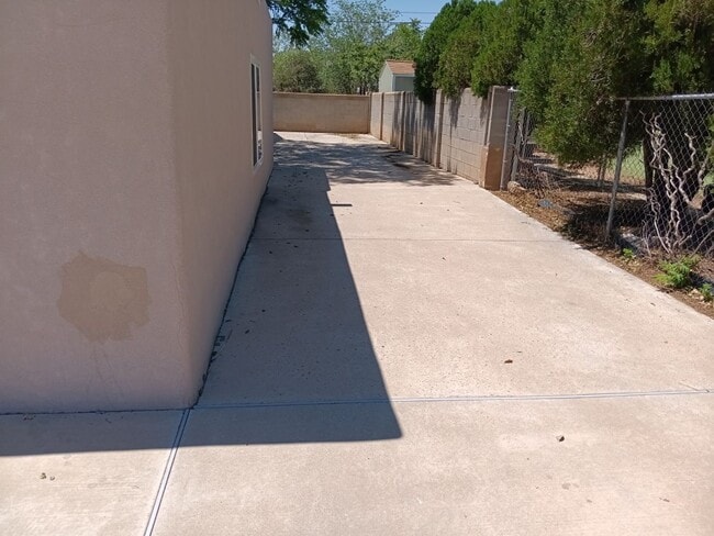 Building Photo - 3 Bedroom, 1 Bath Home Located in NE ABQ! ...