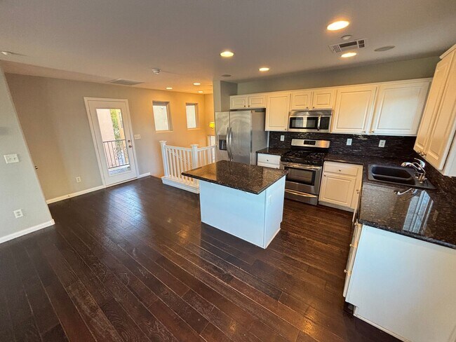 Building Photo - Beautiful Trilevel 3 Bed/3bath/2 car home located in Northwest Las Vegas