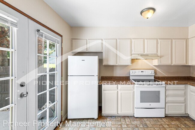 Foto del edificio - 2 br, 1.5 bath House - 41 Evergreen Street